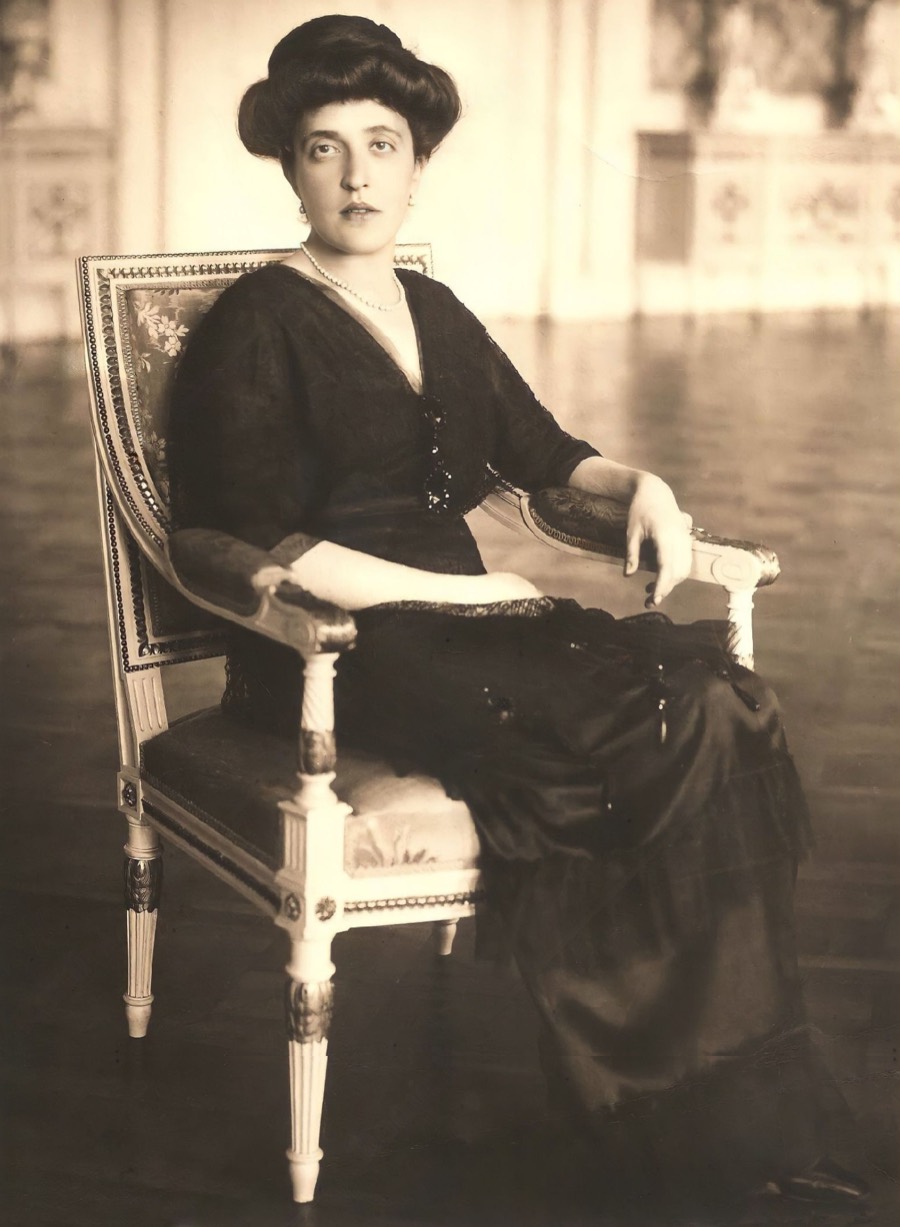 Photograph of Adele Bloch-Bauer, c. 1910, seated and looking towards the camera