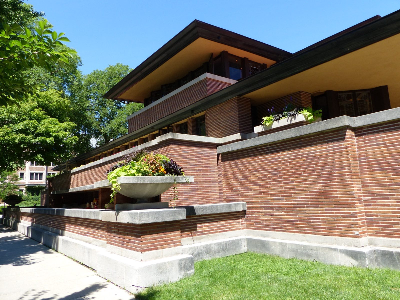 The Frederick C. Robie House in Chicago, showing Frank Lloyd Wright's Prairie School horizontal lines, cantilevered roof eaves, and Roman brick veneer.